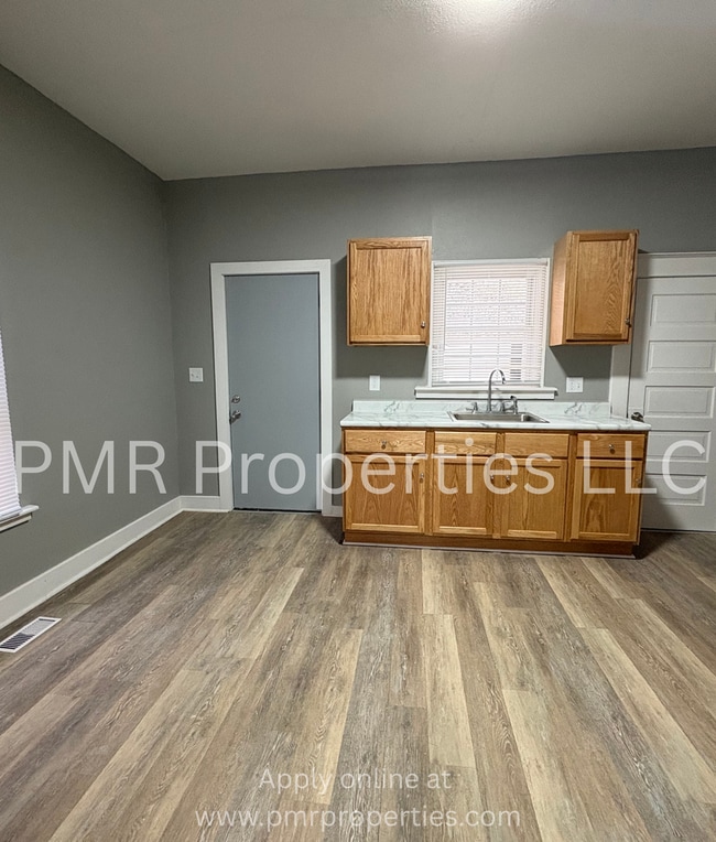 Building Photo - 3 Bedrooms / 1 Bathroom House