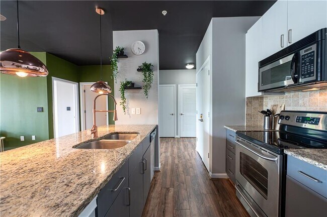 Building Photo - 898 Oak St SW