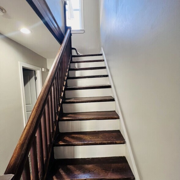 Building Photo - 619 S 42nd St