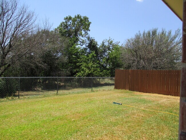 Building Photo - 165 Armadillo Ln