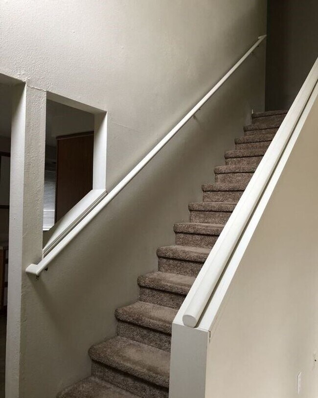 Building Photo - Large 2 bed 1.5bath townhouse with Garage