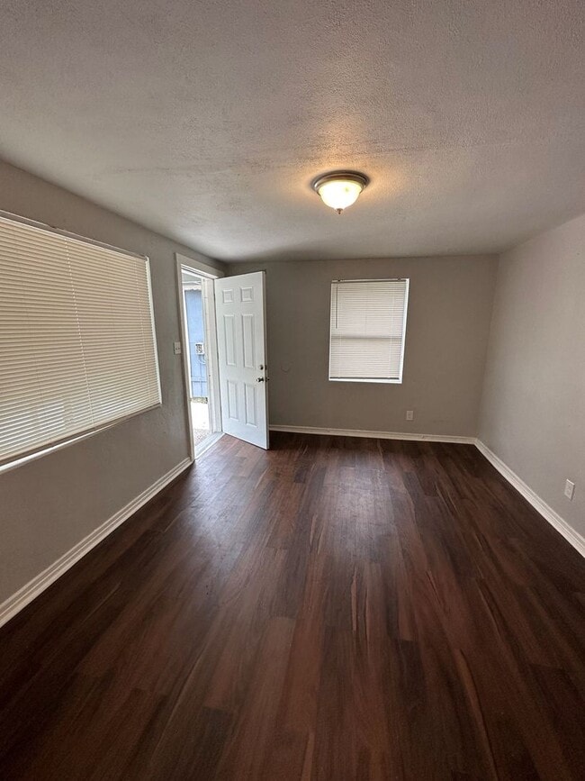 Building Photo - **Move in ready - 3/2 Renovated single family home