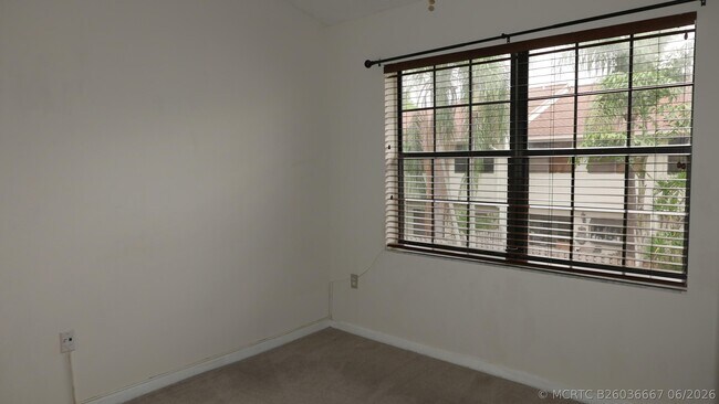 Building Photo - 227 City View Dr