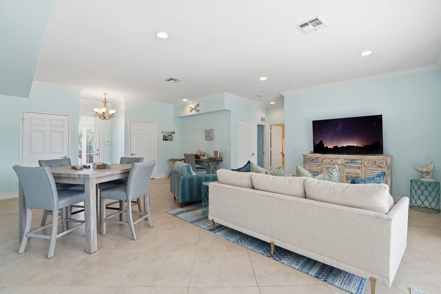 Building Photo - 3011 Pine Tree Dr