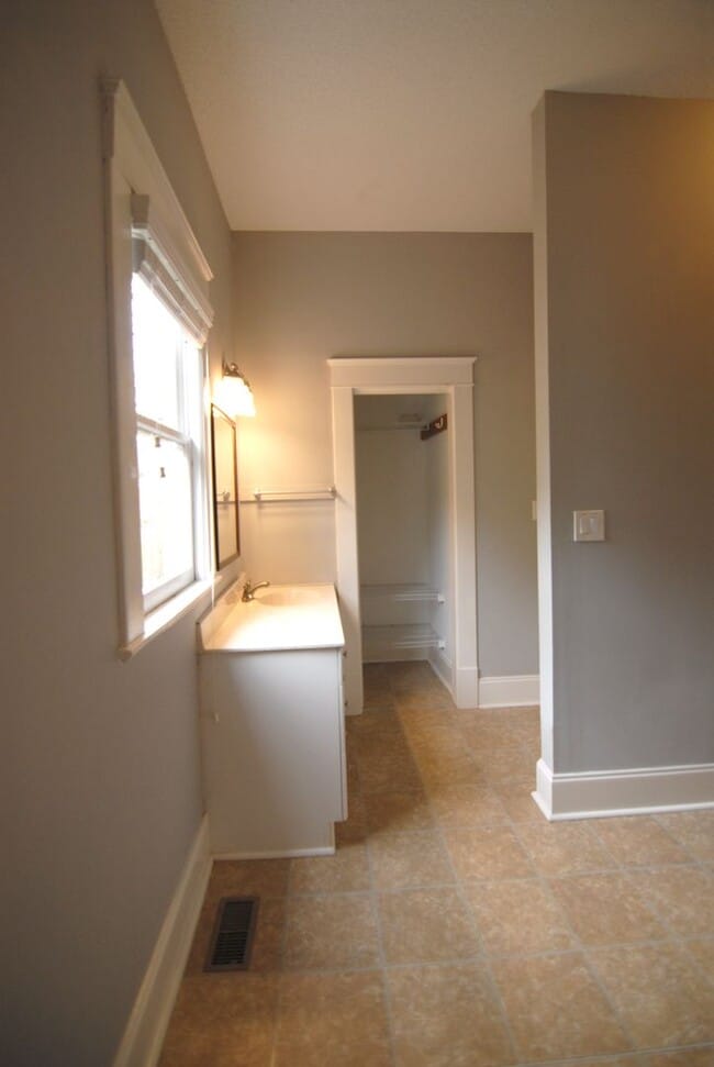 Building Photo - Charming Historical Renovated 3 bedroom 2 ...