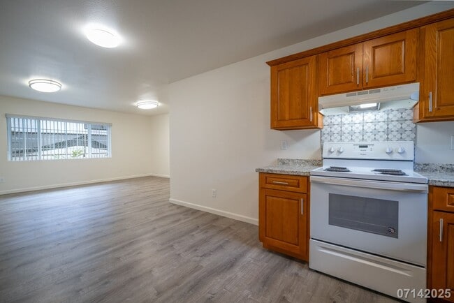 Building Photo - $2645 / 2br- 856ft2 - 2br/1ba Duplex, Incl...