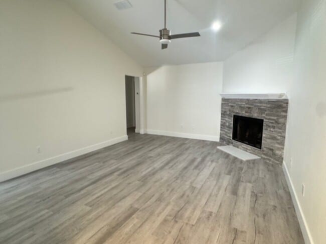 Building Photo - Fully Remodeled &amp; Updated 2 Bedroom w/...