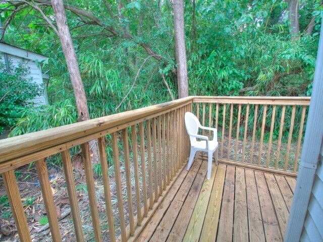 Building Photo - Spacious 1 Bedroom 1 Bath Home With Large ...