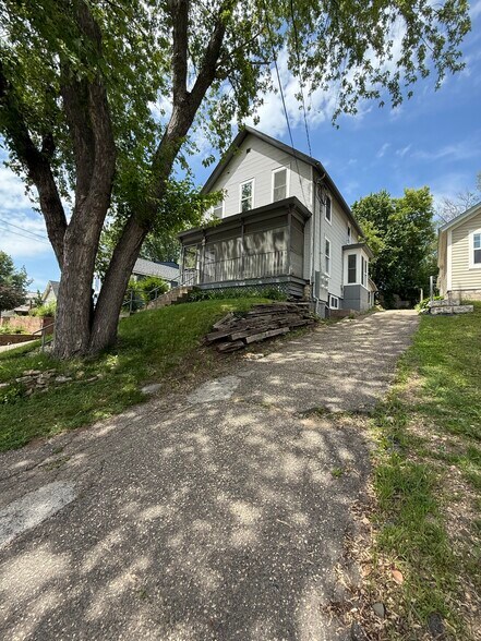 Building Photo - 902 Maple St W