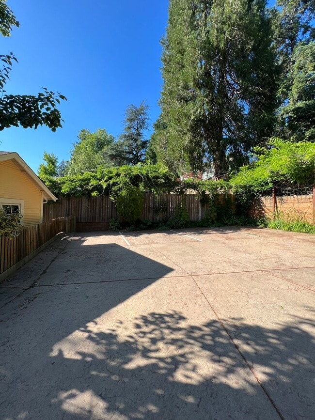 Building Photo - Charming 1 bedroom 1 bath cottage tucked o...
