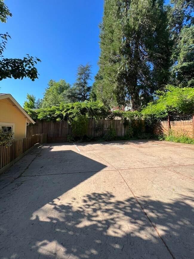 Building Photo - Charming 1 bedroom 1 bath cottage tucked off the beaten path but in down town Grass Valley with p...
