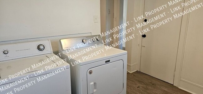 Building Photo - $1395 Quaint 2 bedroom with Washer/Dryer, ...