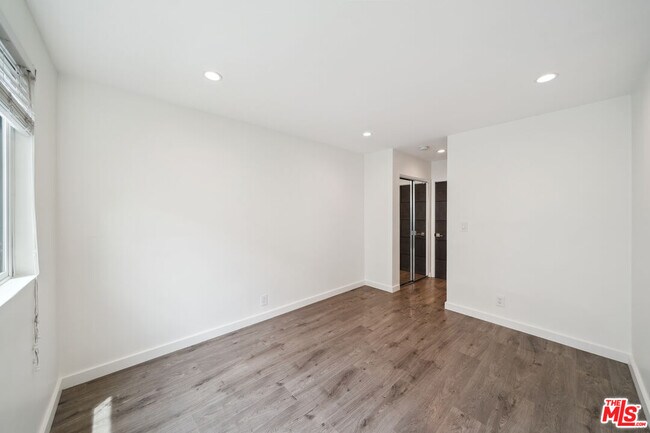 Building Photo - 252 S New Hampshire Ave