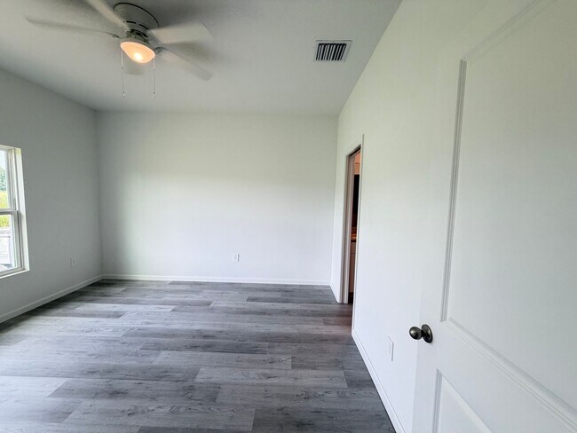 Building Photo - 5341 Vista Lago Dr