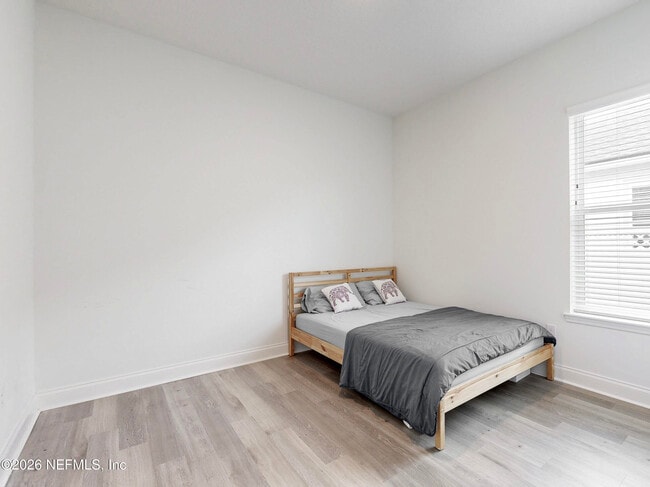 Building Photo - 121 Newfield Wy.