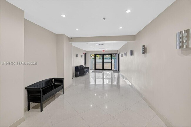 Building Photo - 555 NE 30th St