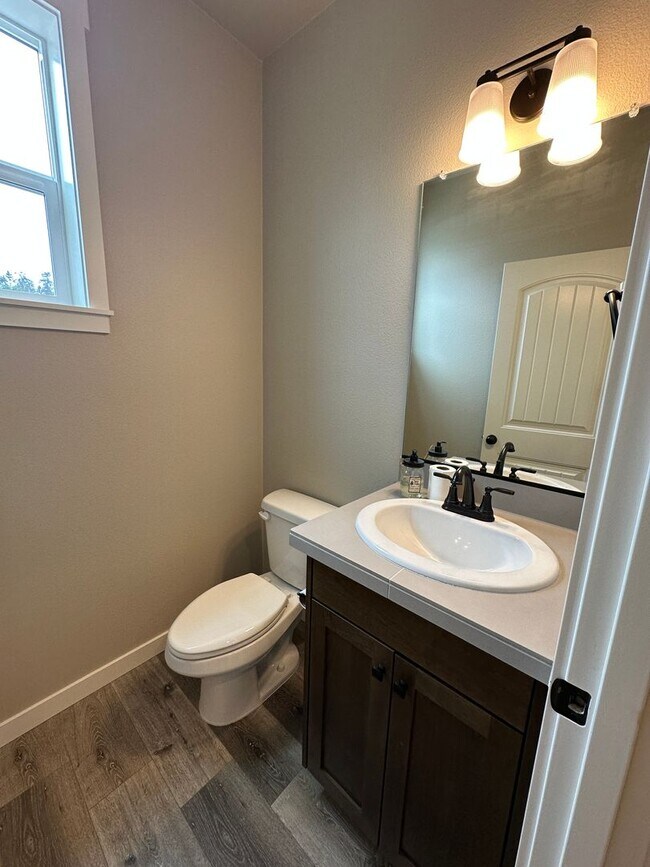 Building Photo - Beautiful Three Bedroom Townhome in Sustai...