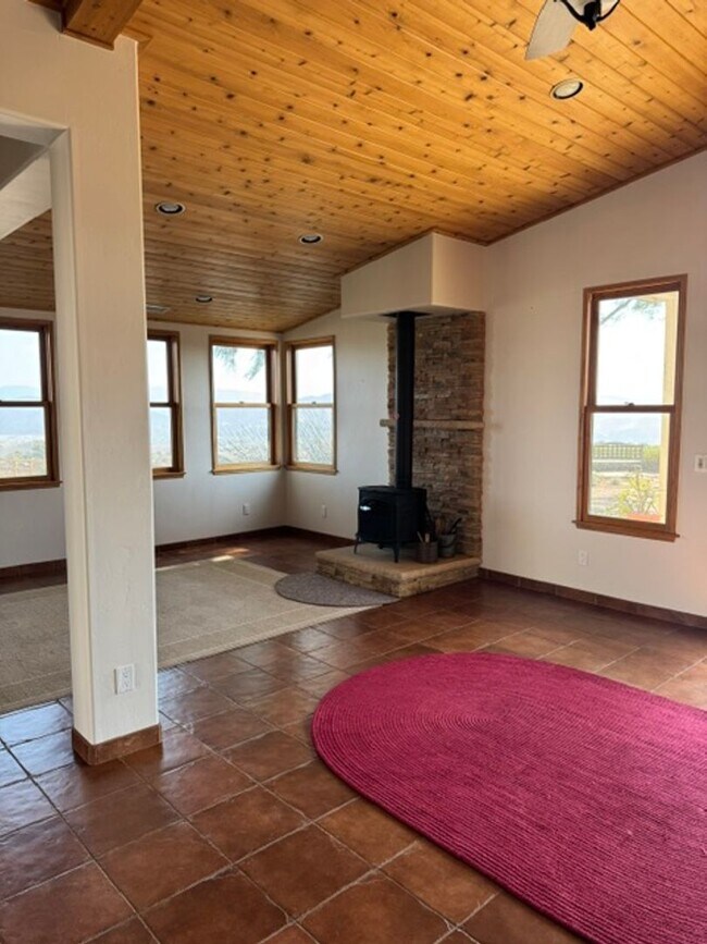 Building Photo - 1475 Cougar Ridge Rd