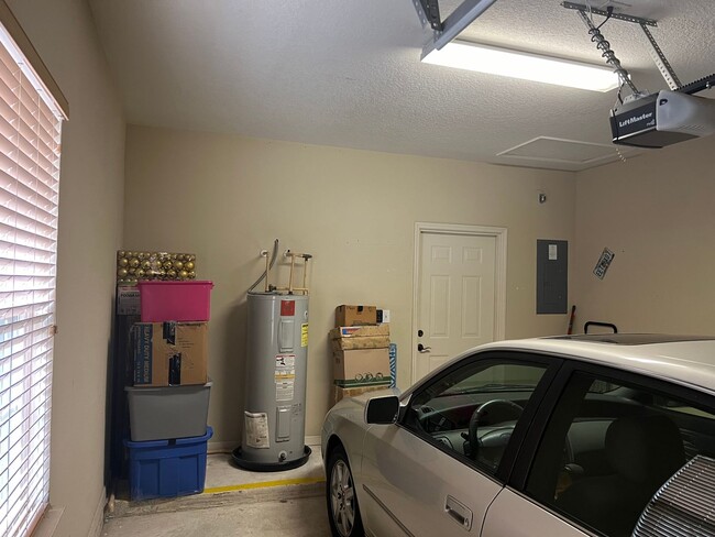 Building Photo - 2 Bed 2.5 Bath