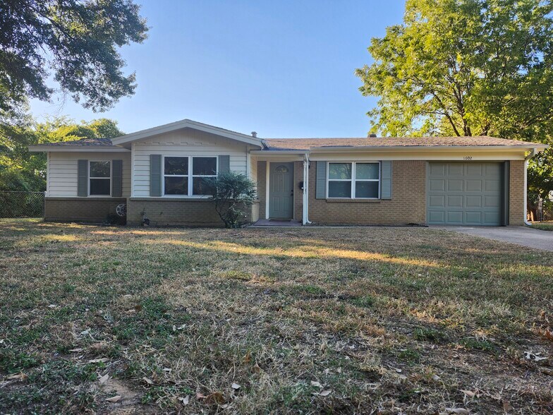 Primary Photo - 1602 Ravenwood Dr