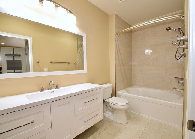 Building Photo - SPECIOUS 2 BED 2 BATH CONDO WITH ATTACHED ...
