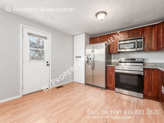 Building Photo - 3 Bedroom/2 Full Bathroom/2 Half bath Condo