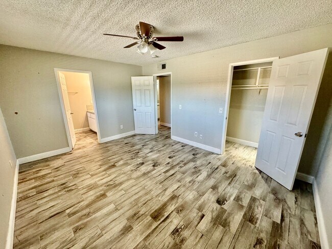 Building Photo - Spacious 2BD/2BTH with Private 2 Car Garage! (2nd Floor)
