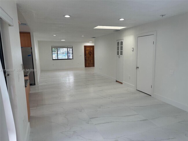 Building Photo - 326 E 34th St