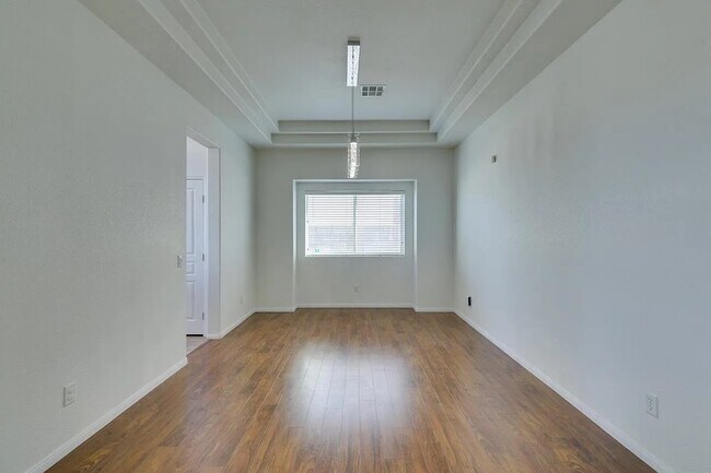 Dedicated Dining Rm - 3034 Constable St