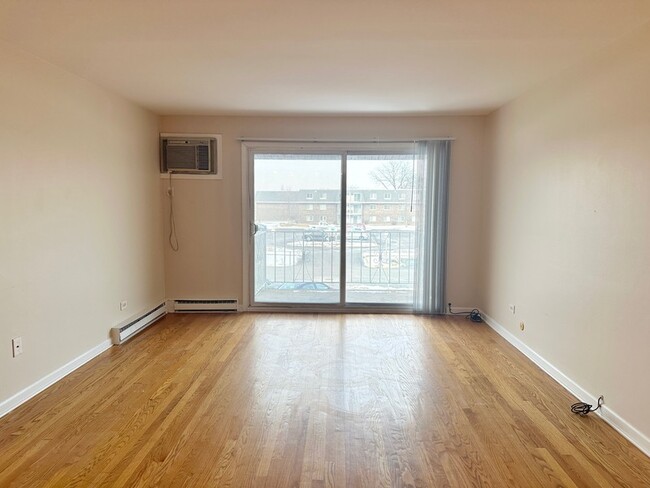 Building Photo - 870 E Old Willow Rd