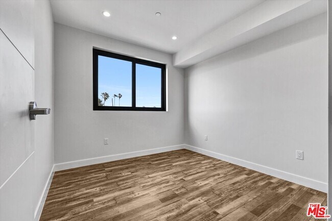 Building Photo - 1537 S Wilton Pl