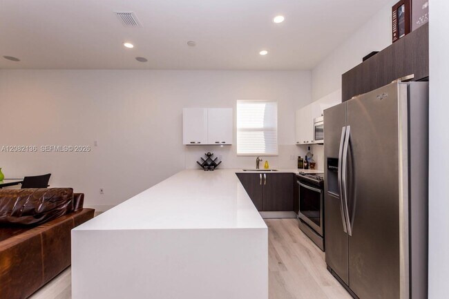 Building Photo - 2875 SW 33rd Ct