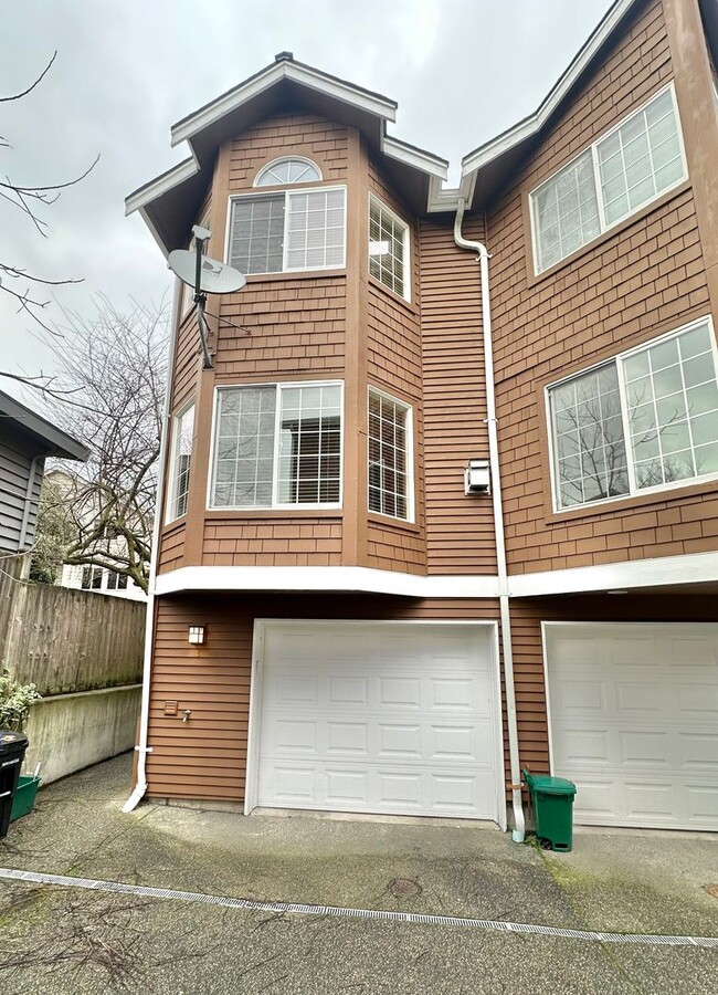 Building Photo - Beautiful 3bed + enclosed back patio townh...