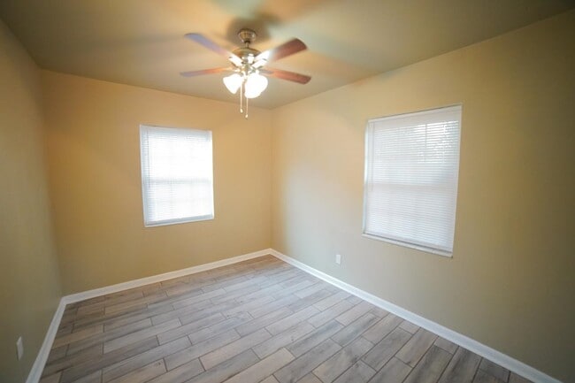 Building Photo - 926 Apache St