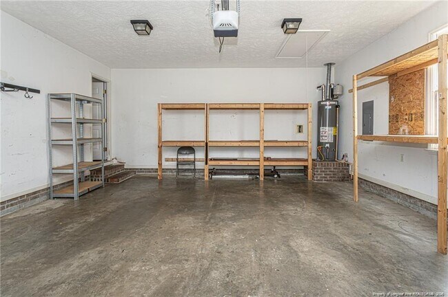 Building Photo - 402 Roundtree Dr