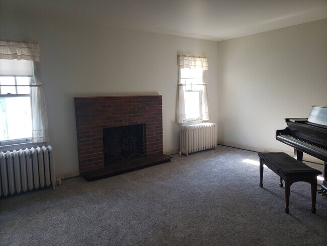 Building Photo - 29 E College St