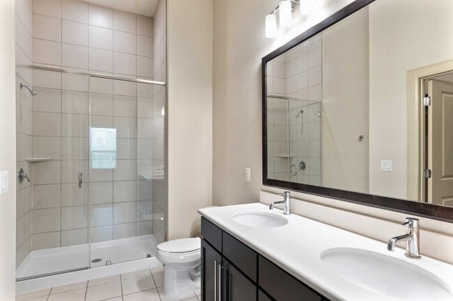 Building Photo - 1755 Cres Plz Dr