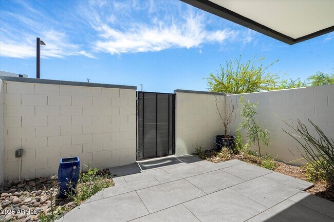 Building Photo - 1717 E Morten Ave