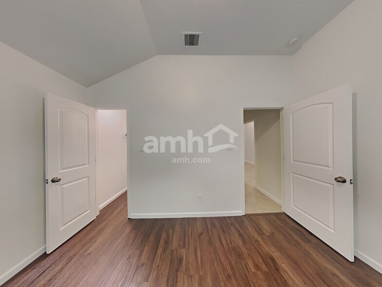 Building Photo - 2515 Pioneer Oaks Dr