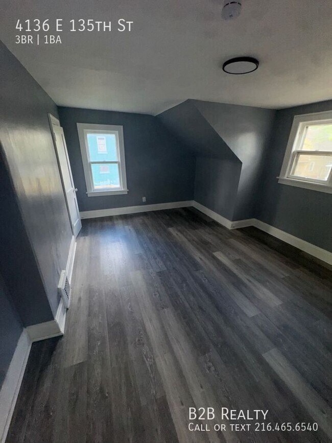 Building Photo - 4136 E 135th St