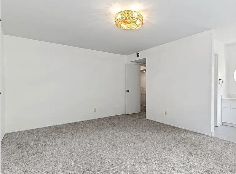 Building Photo - 7620 Mountain Blvd