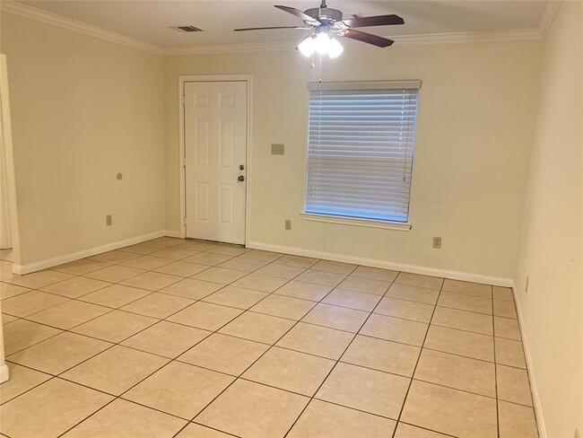 Building Photo - 814 Mobile Dr