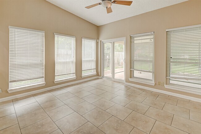 Building Photo - 2302 Brook View Ln