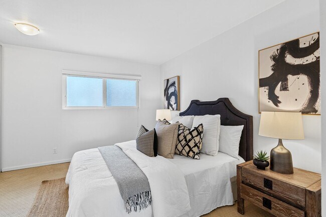 Building Photo - 1-Bed, 1-Bath 818sqft Condo in Capitol Hill for Rent — Parking, In-Unit Washer/Dryer & Space Need...