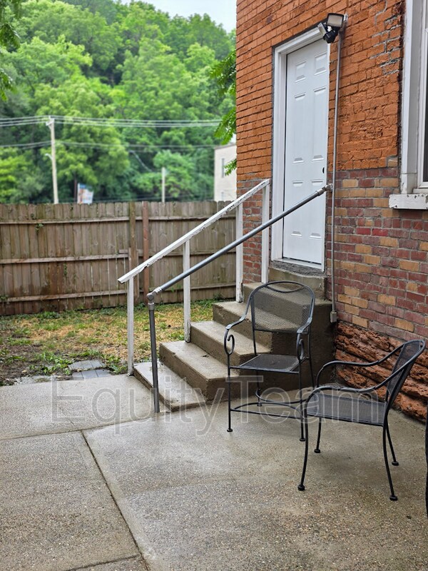 Building Photo - 2153 Loth St