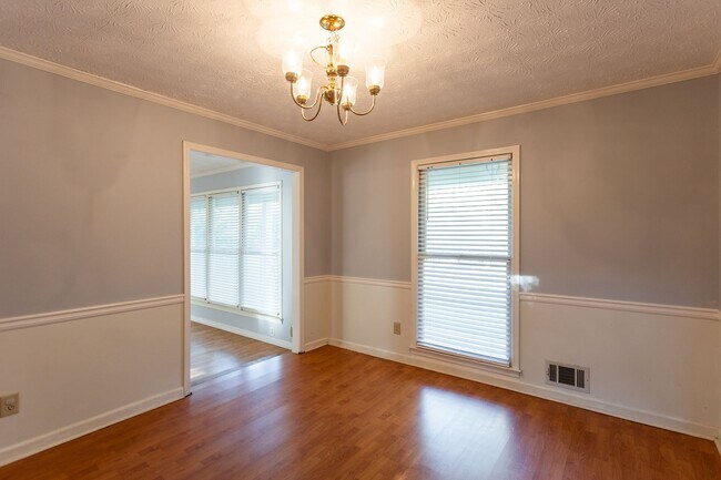 Building Photo - 3301 Sams Way SE