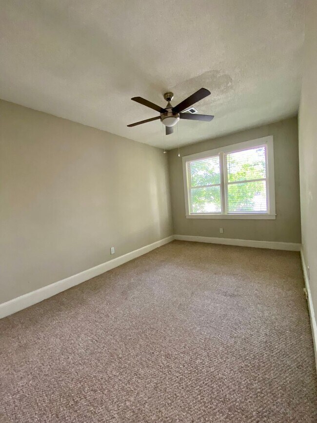 Building Photo - Two Bedroom/One Bathroom, Top Floor Minutes From Beltline