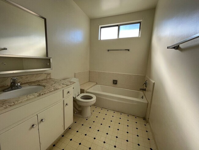Building Photo - Excellent Location! Minutes from Beverly Hills and Hollywood