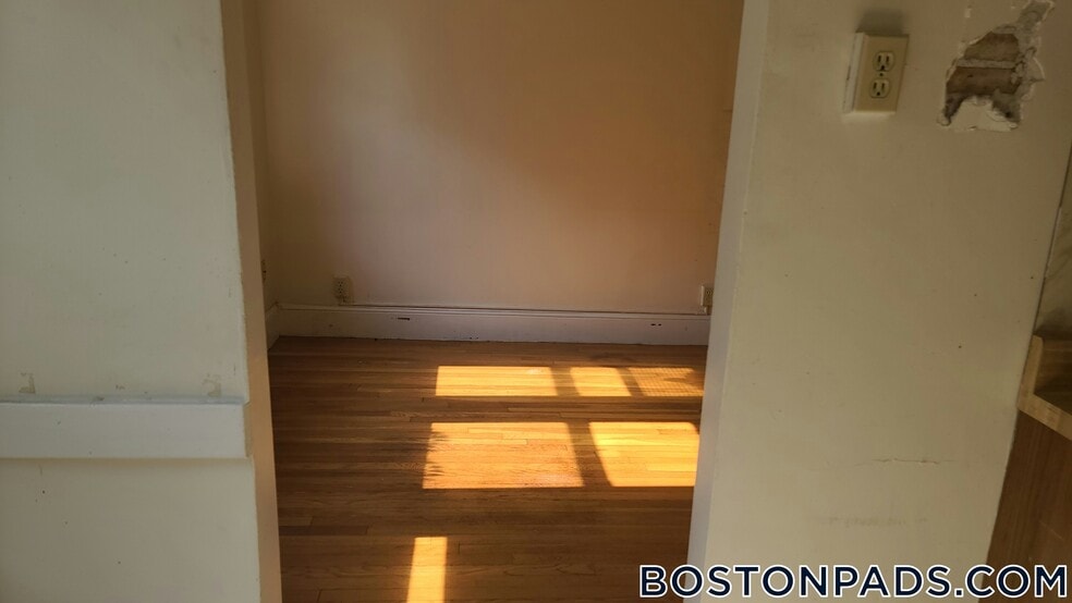 Building Photo - 53 Fellsway W