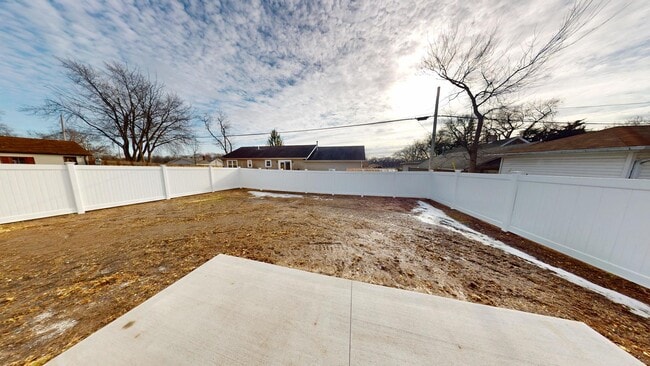 Building Photo - 513 St George St